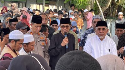 Wakil Bupati Halsel Helmi Umar Muchsin Hadiri Pemakaman Almarhum Abdul Gani Kasuba