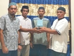 Dukung Kegiatan Keagamaan, Kepala Desa Papaceda Serahkan Anggaran Pembangunan Masjid Nurul Jannah Rp200 Juta